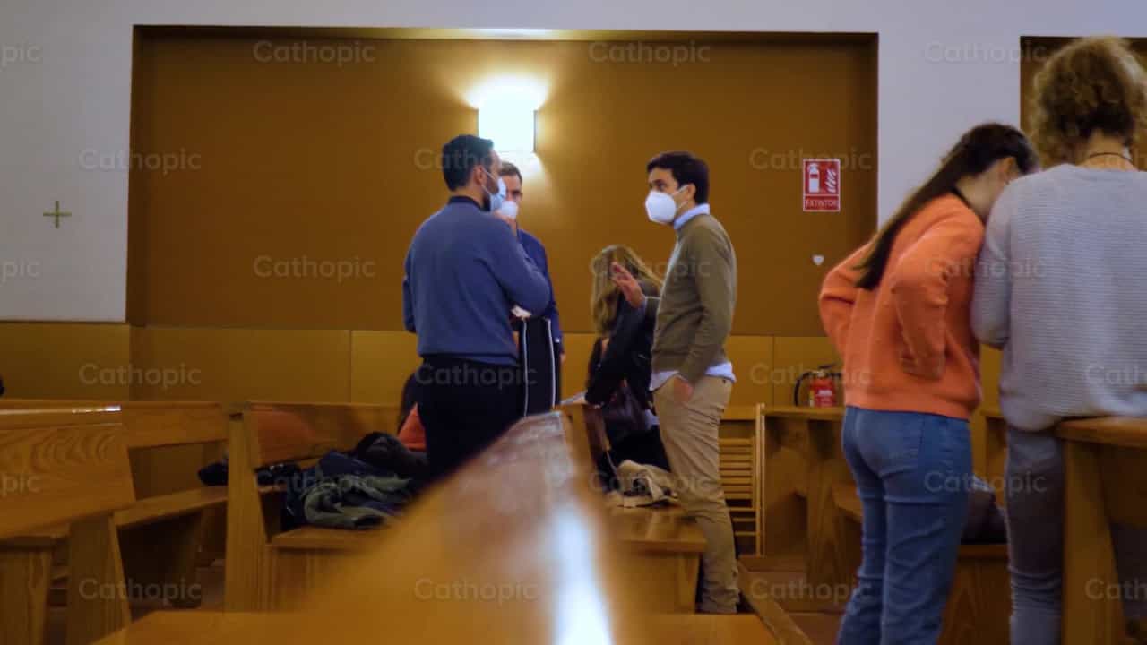 Bijeenkomst Jongvolwassenen, Shot 4 - Katholieke stockvideo's - Foto door Cathopic
