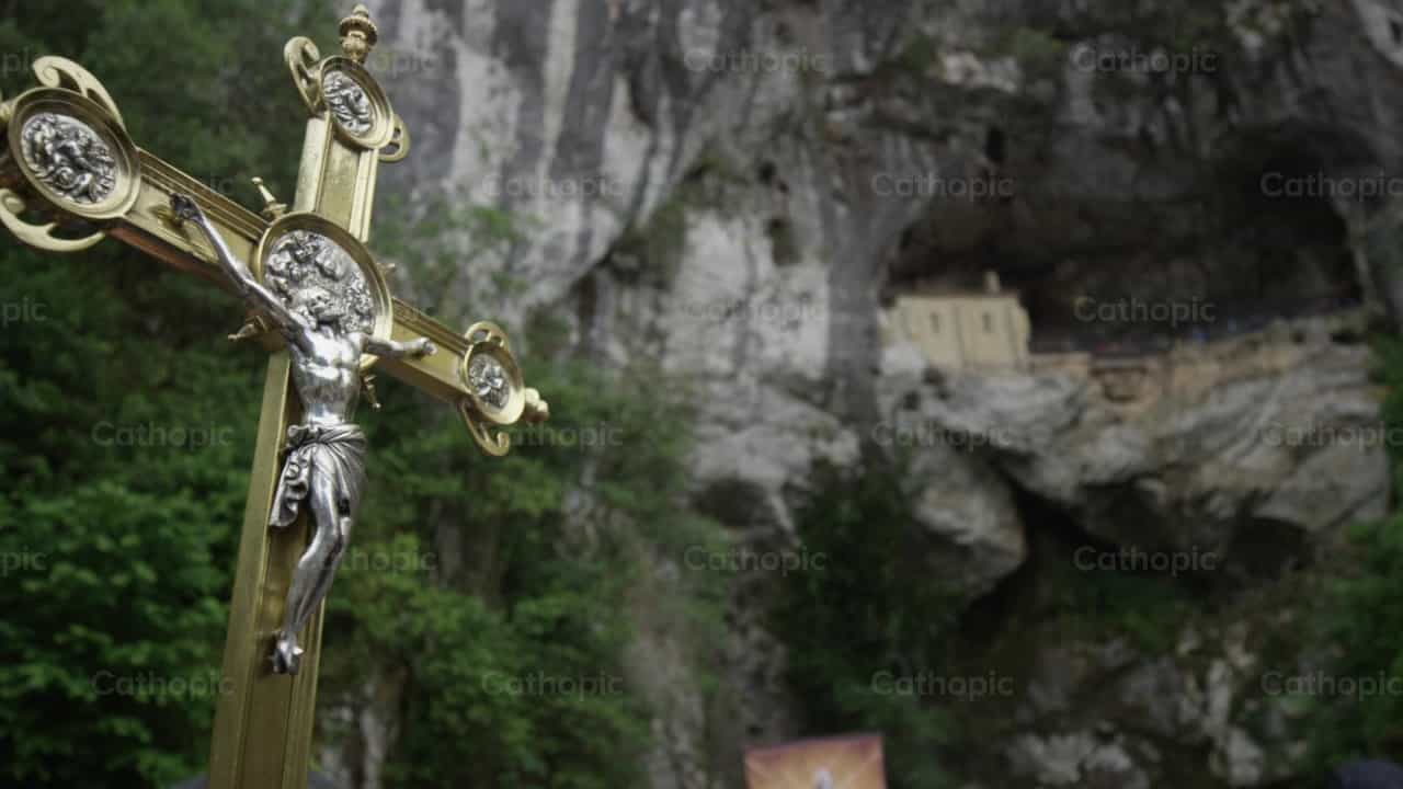 Cruz en Covadonga - Banco de vídeos católicos - Fotografía por Catholic Stuff