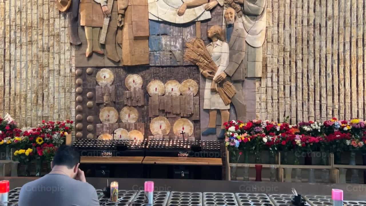 Praying Man - Banco de vídeos católicos - Fotografía por Jackelin Pineiro