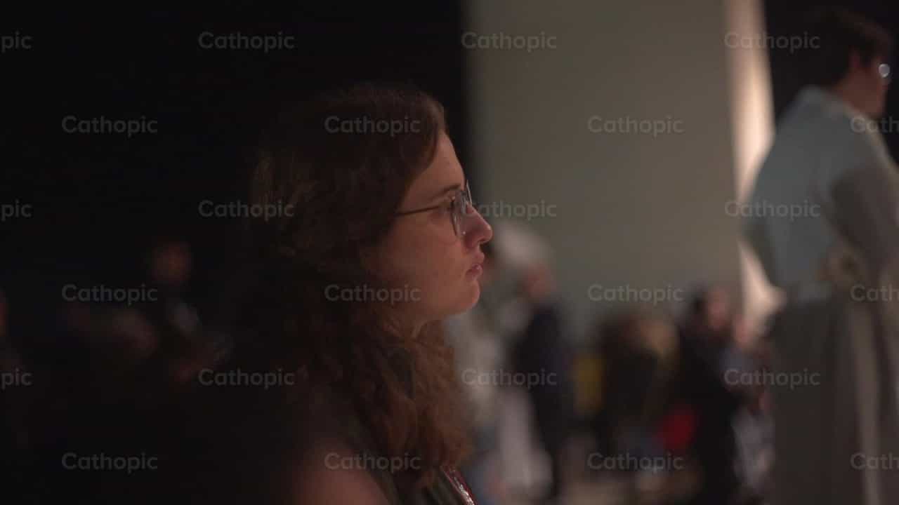Chica rezando - Banco de vídeos católicos - Fotografía por Lupe Belmonte