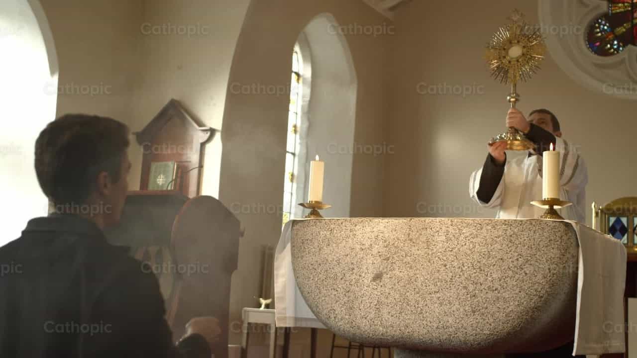 Bendición eucarística - Banco de vídeos católicos - Fotografía por Catholic Stuff