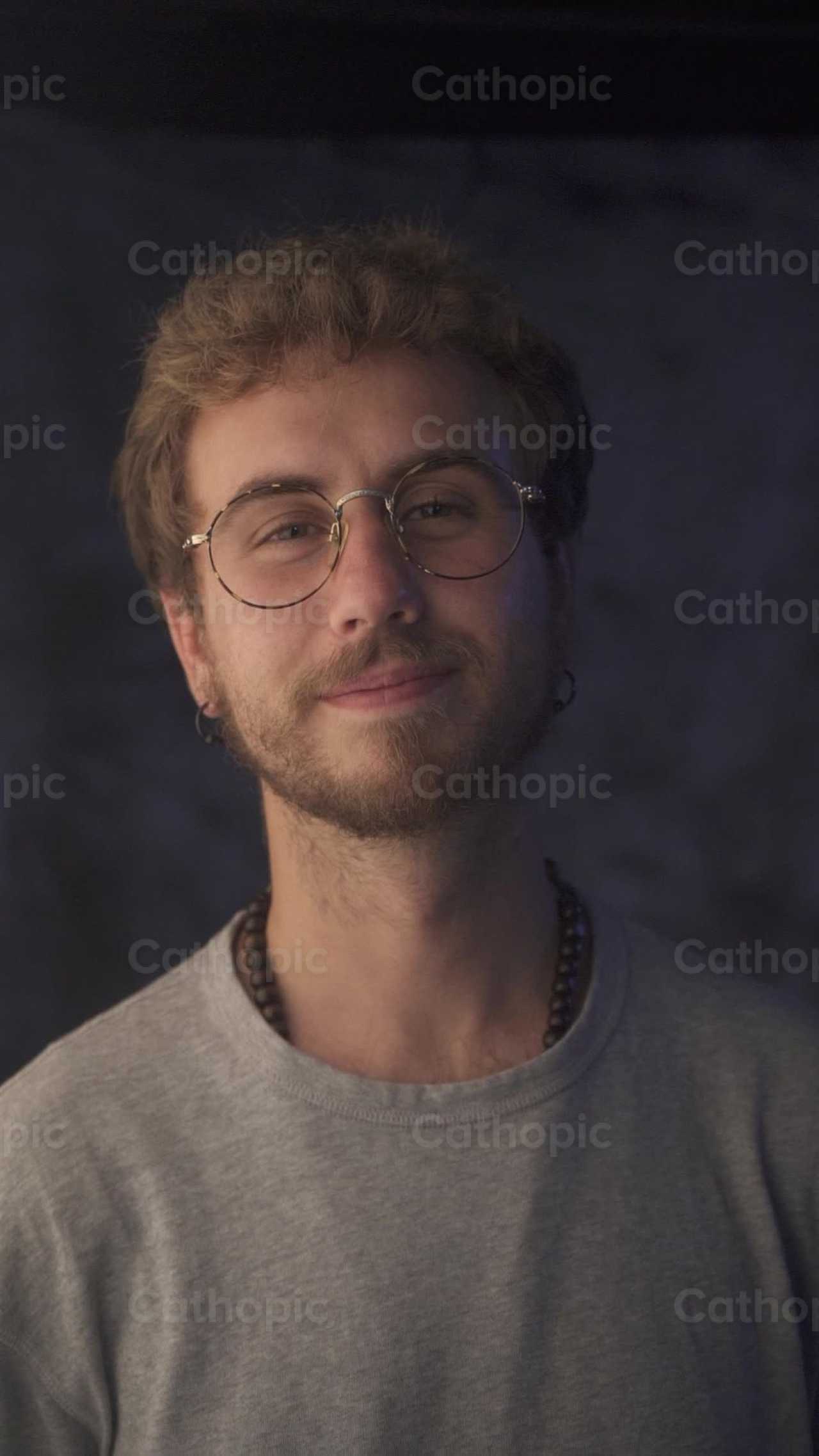 Chico sonriendo - Banco de vídeos católicos