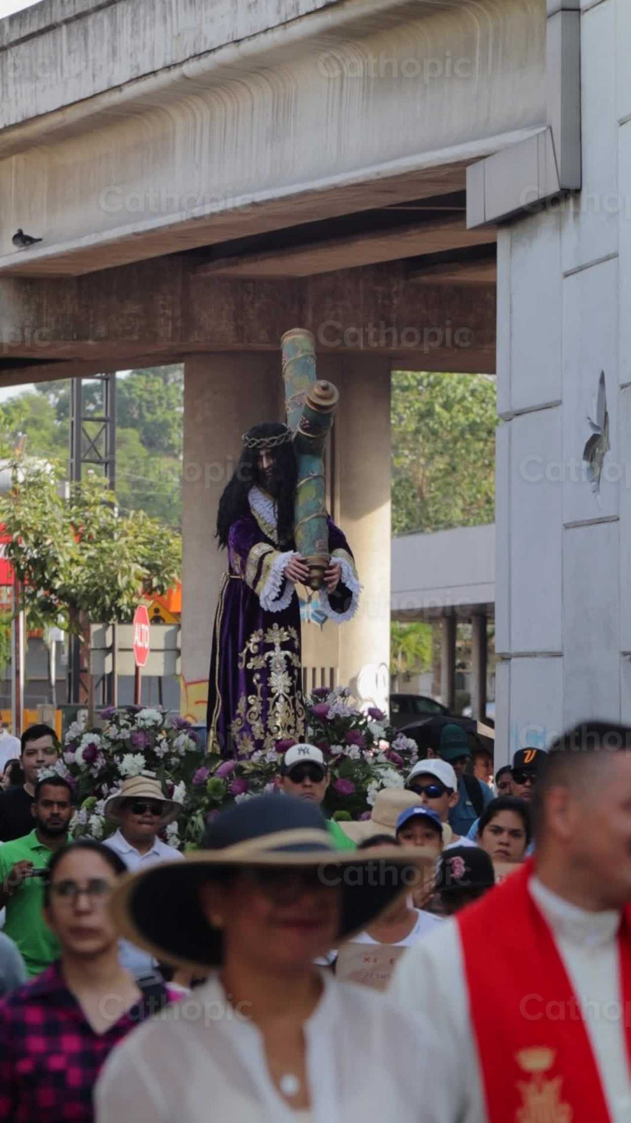 Cristo de Nazareno en procesion - Banco de vídeos católicos