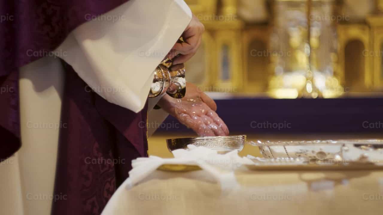 Priest purifying his hands - Catholic stock videos - Photo by Cathopic