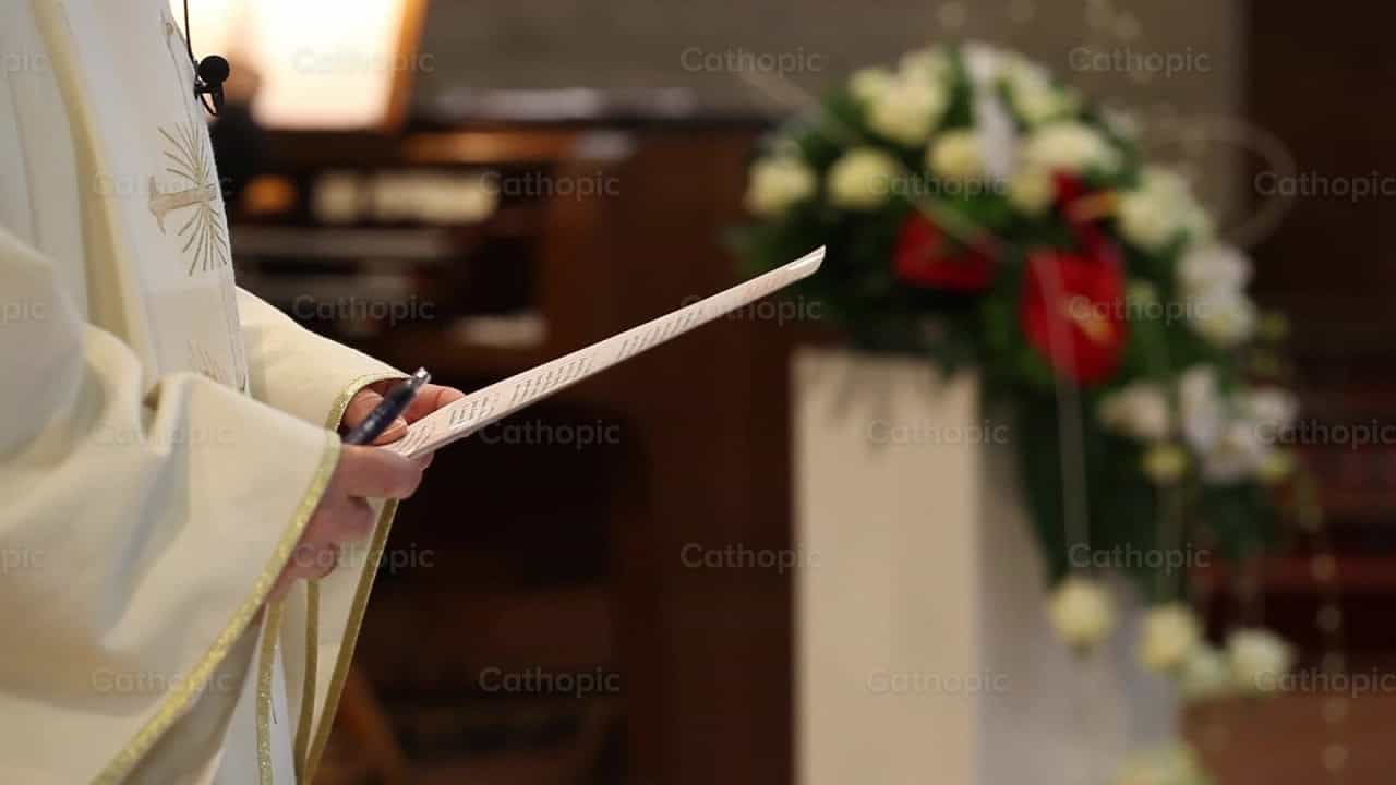 Sacerdote católico leyendo durante una ceremonia religiosa - Banco de vídeos católicos - Fotografía por Antonio Gravante