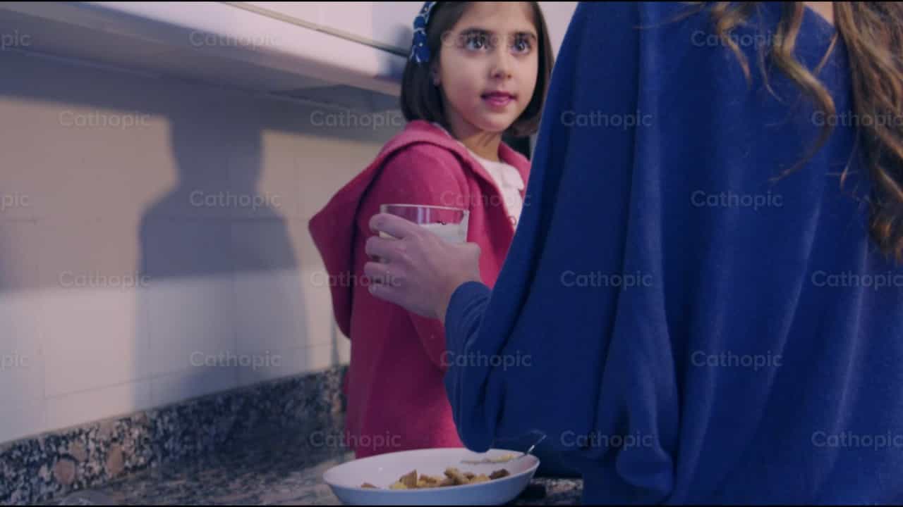Madre e hija preparan el desayuno - Banco de vídeos católicos - Fotografía por Almures Studio