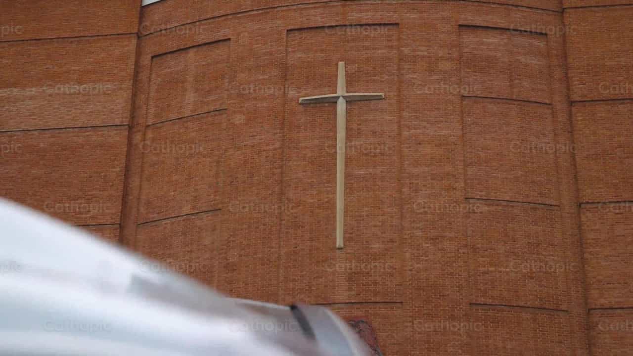 Kruis in de kerk - Katholieke stockvideo's - Foto door Cathopic