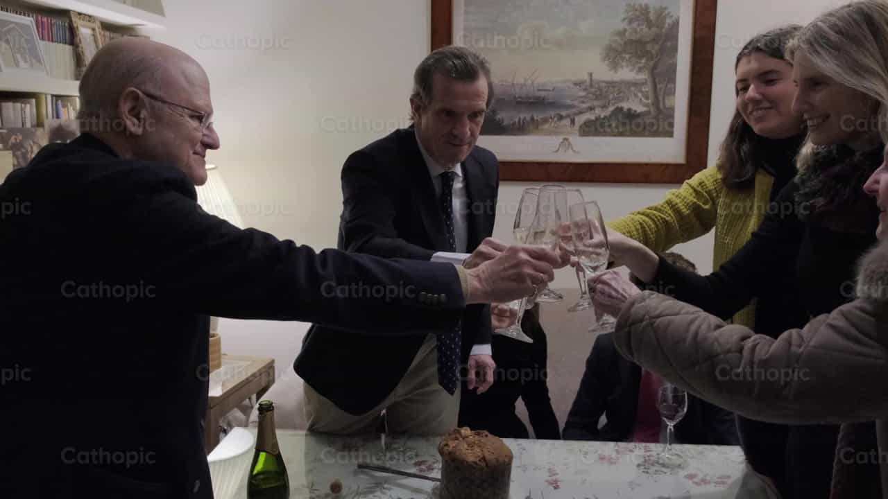Brindis de la cena de Navidad - Banco de vídeos católicos - Fotografía por Almures Studio