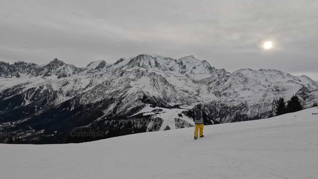 Walking in the snow - Catholic stock videos - Photo by Saul Ibarra
