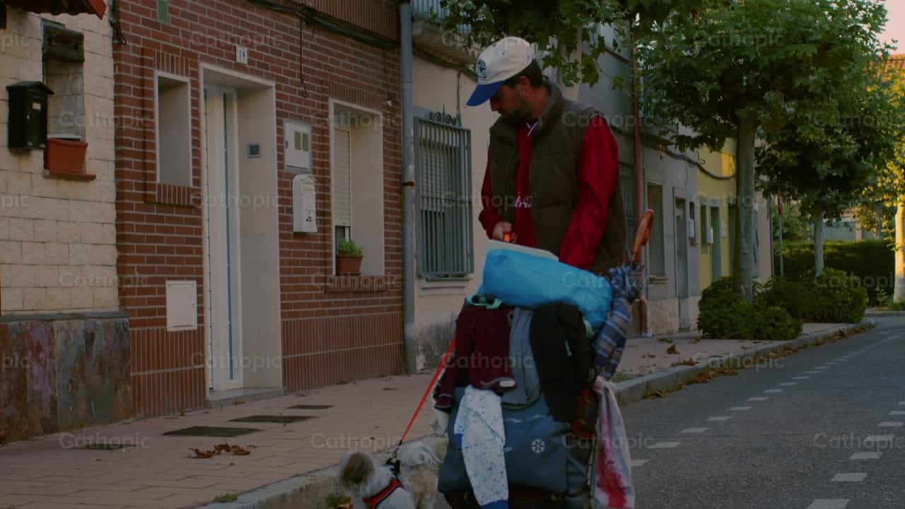 Hombre pobre y sin hogar - Banco de vídeos católicos - Fotografía por Almures Studio