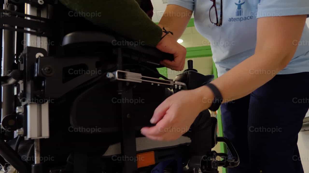 Persona en silla de ruedas - Banco de vídeos católicos - Fotografía por Cathopic