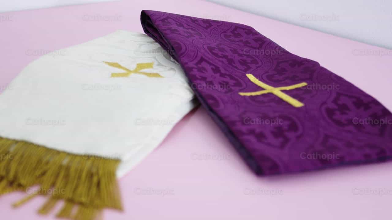 Colored stoles - Banco de vídeos católicos - Fotografía por Almures Studio