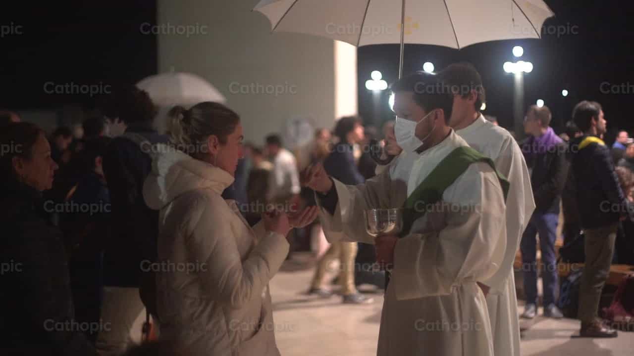 Sacerdote dando la sagrada eucaristia - Banco de vídeos católicos