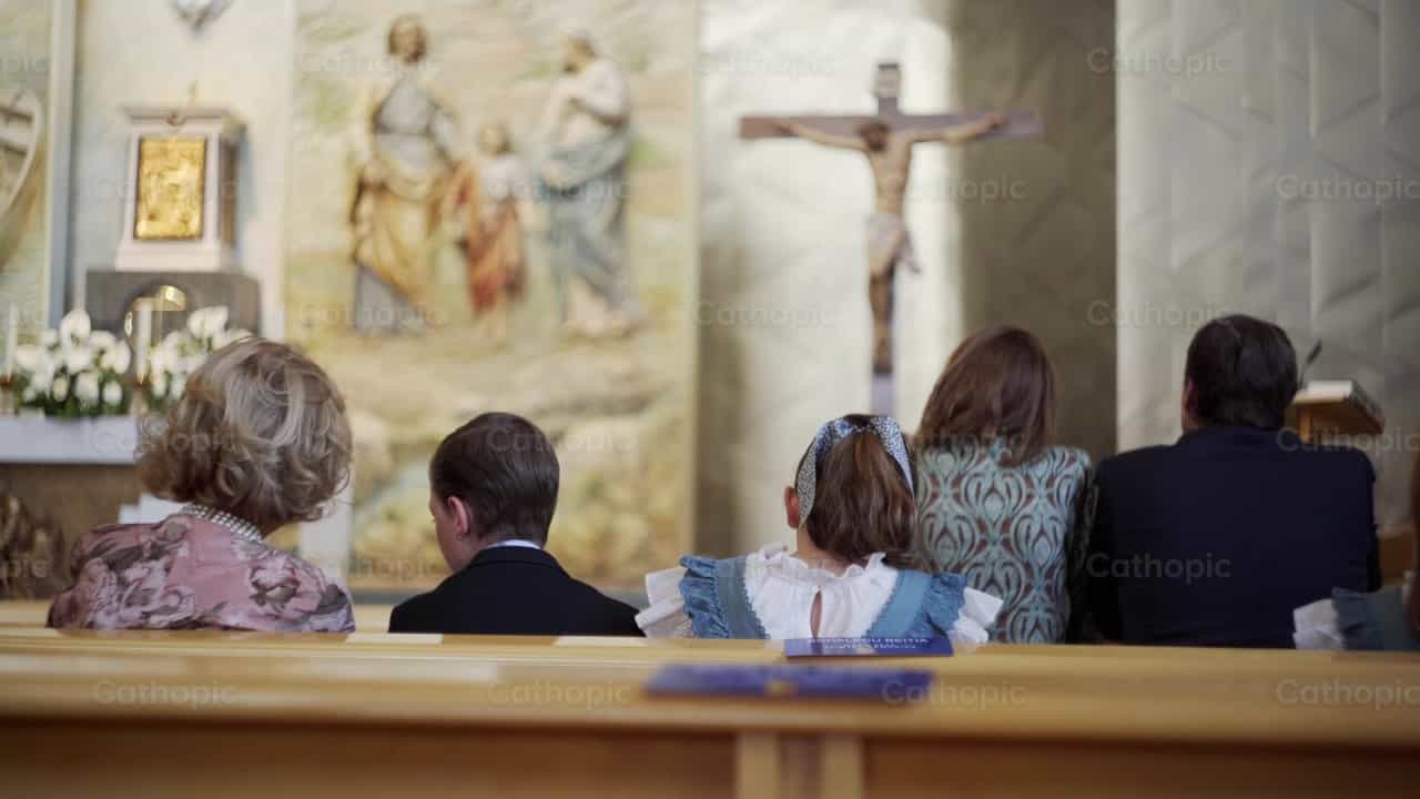 Family praying - Catholic stock videos - Photo by Lupe Belmonte