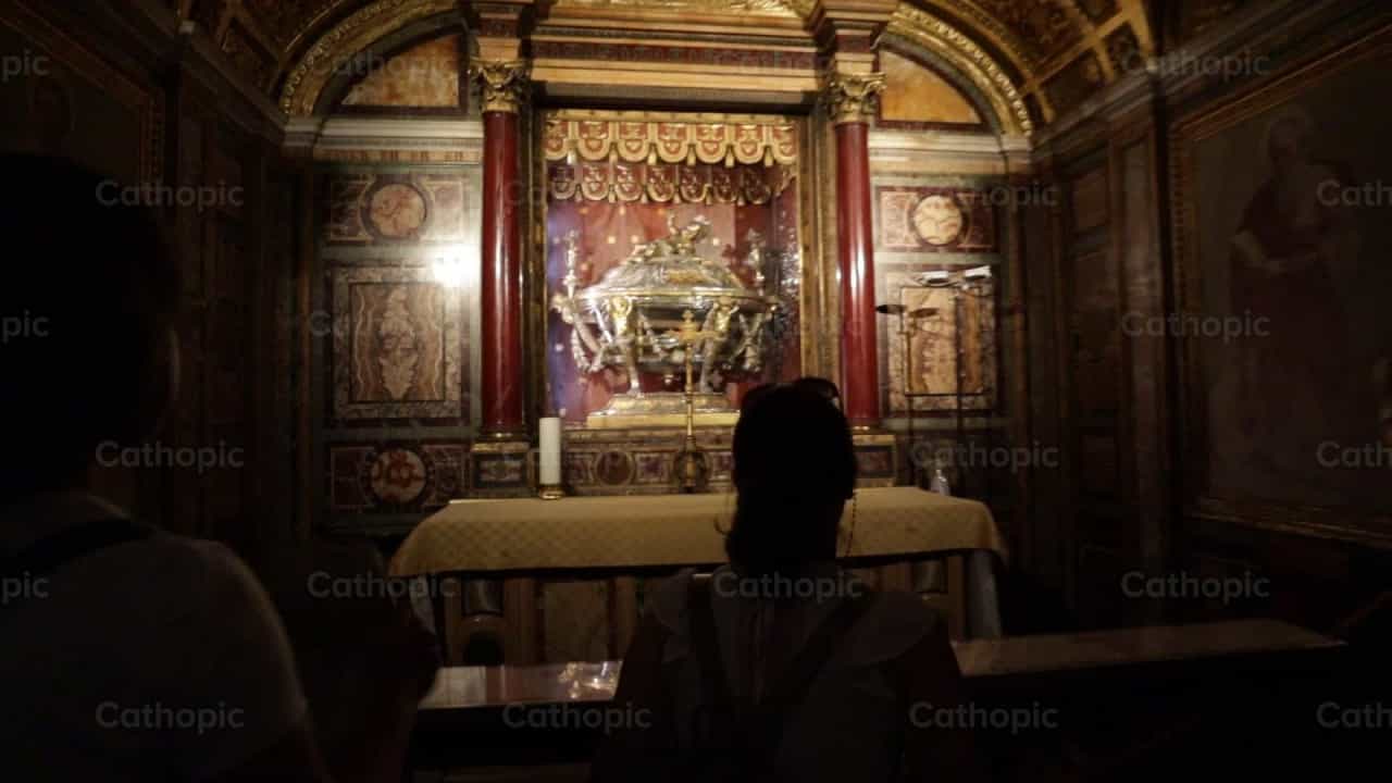 Mujer rezando en la Reliquia de la Natividad - Banco de vídeos católicos - Fotografía por encaminados vamos