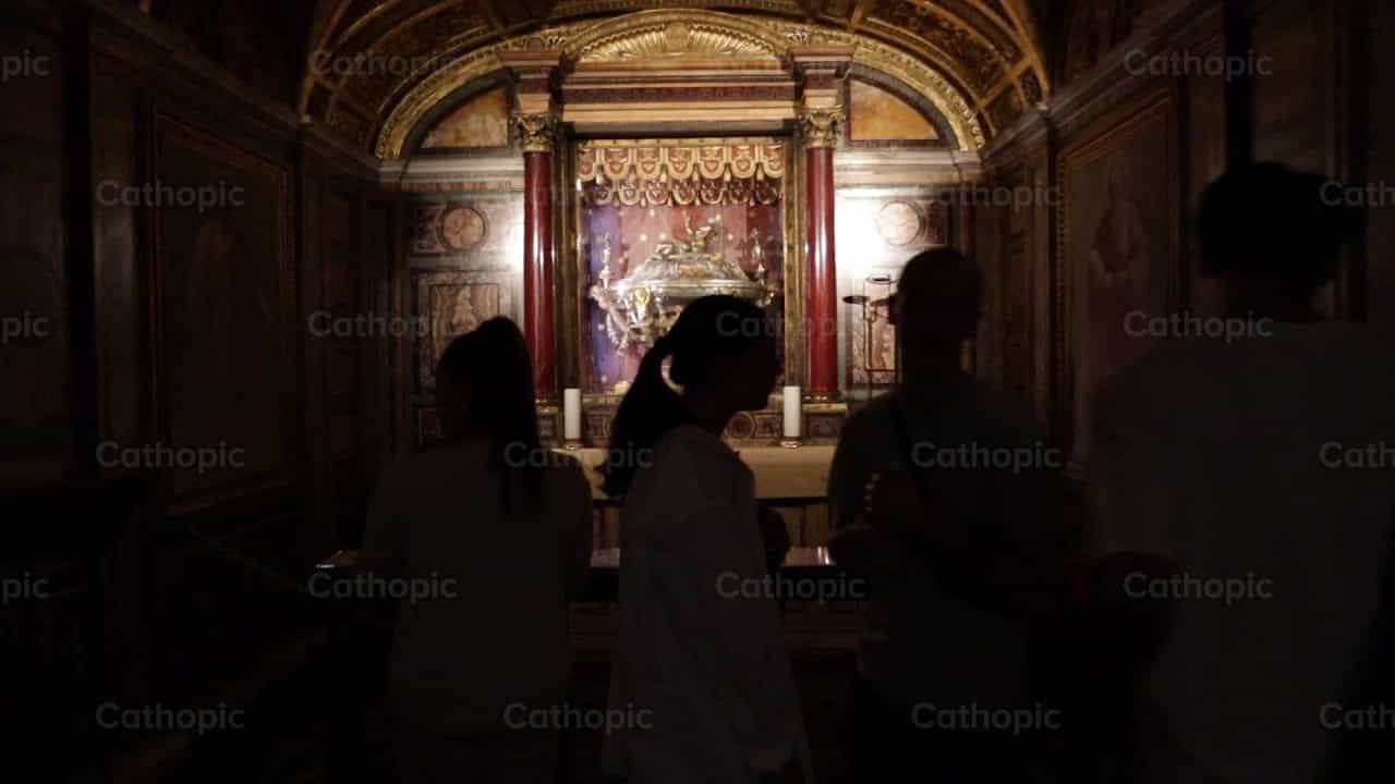 Reliquia de la Cuna del Nino Jesus - Banco de vídeos católicos - Fotografía por encaminados vamos