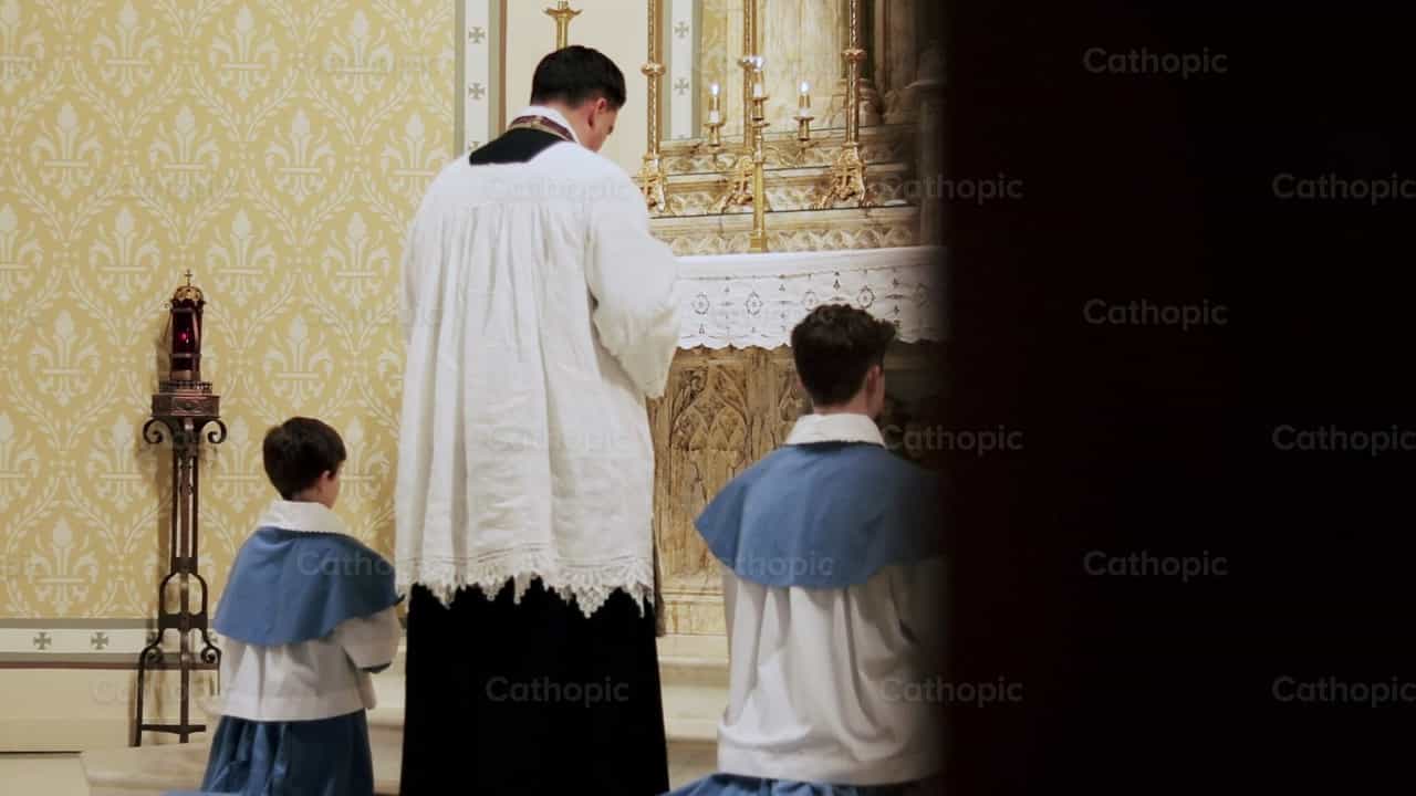 Sacerdote y monaguillos rezan - Banco de vídeos católicos - Fotografía por Carlos Sierra
