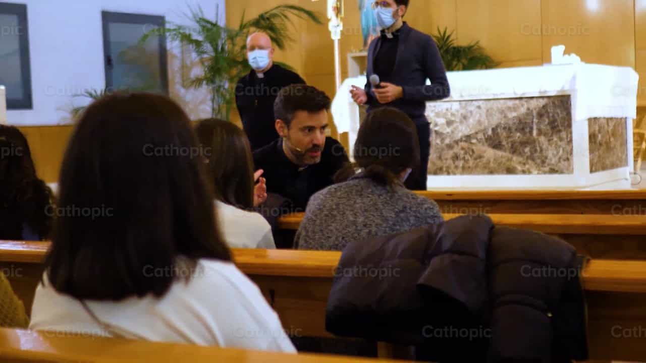 Conferencia de Jóvenes Adultos, Tiro 5 - Banco de vídeos católicos - Fotografía por Cathopic