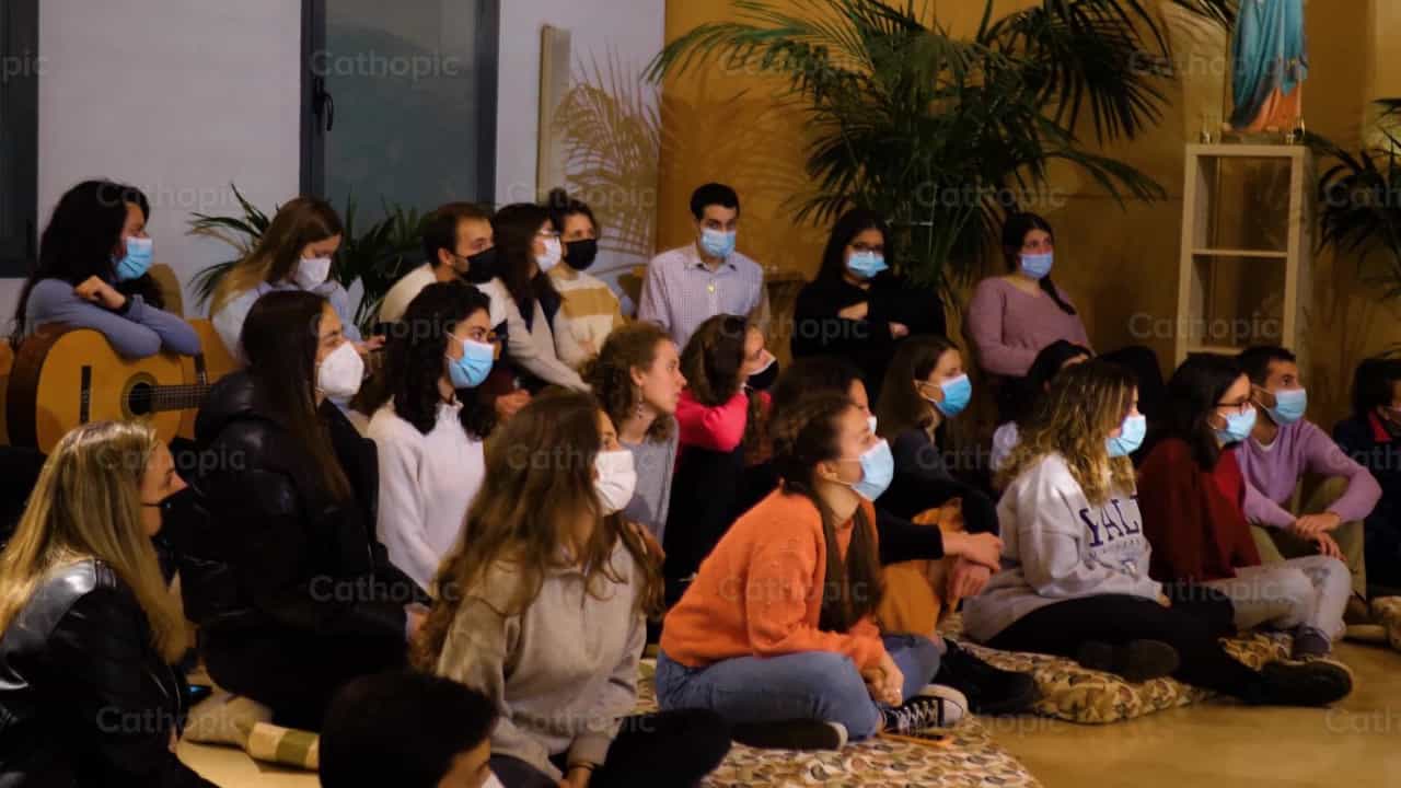 Grupo de jóvenes, Toma 2 - Banco de vídeos católicos - Fotografía por Cathopic