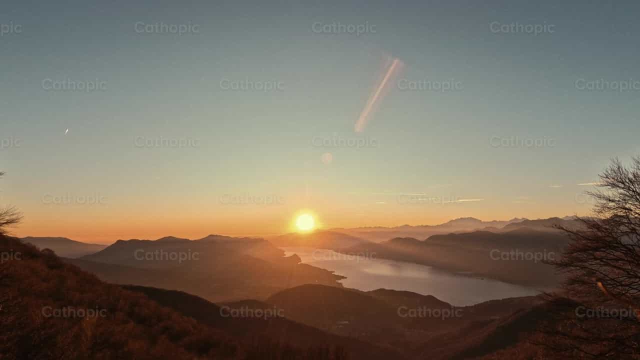 Timelapse de un atardecer - Banco de vídeos católicos - Fotografía por Frames Cristianos