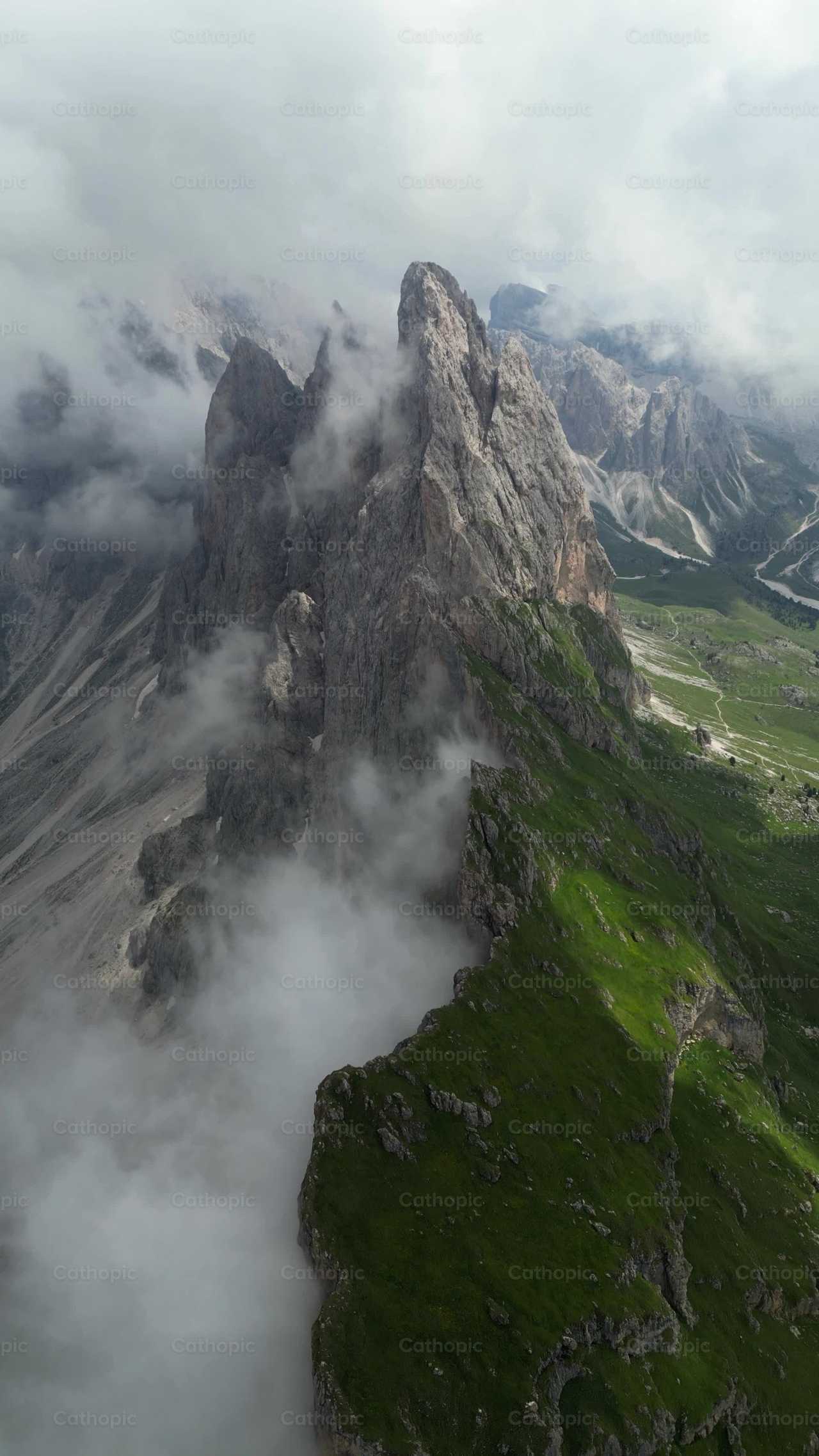 Wolken über den Gipfeln der Dolomiten - Katholische Stock-Videos