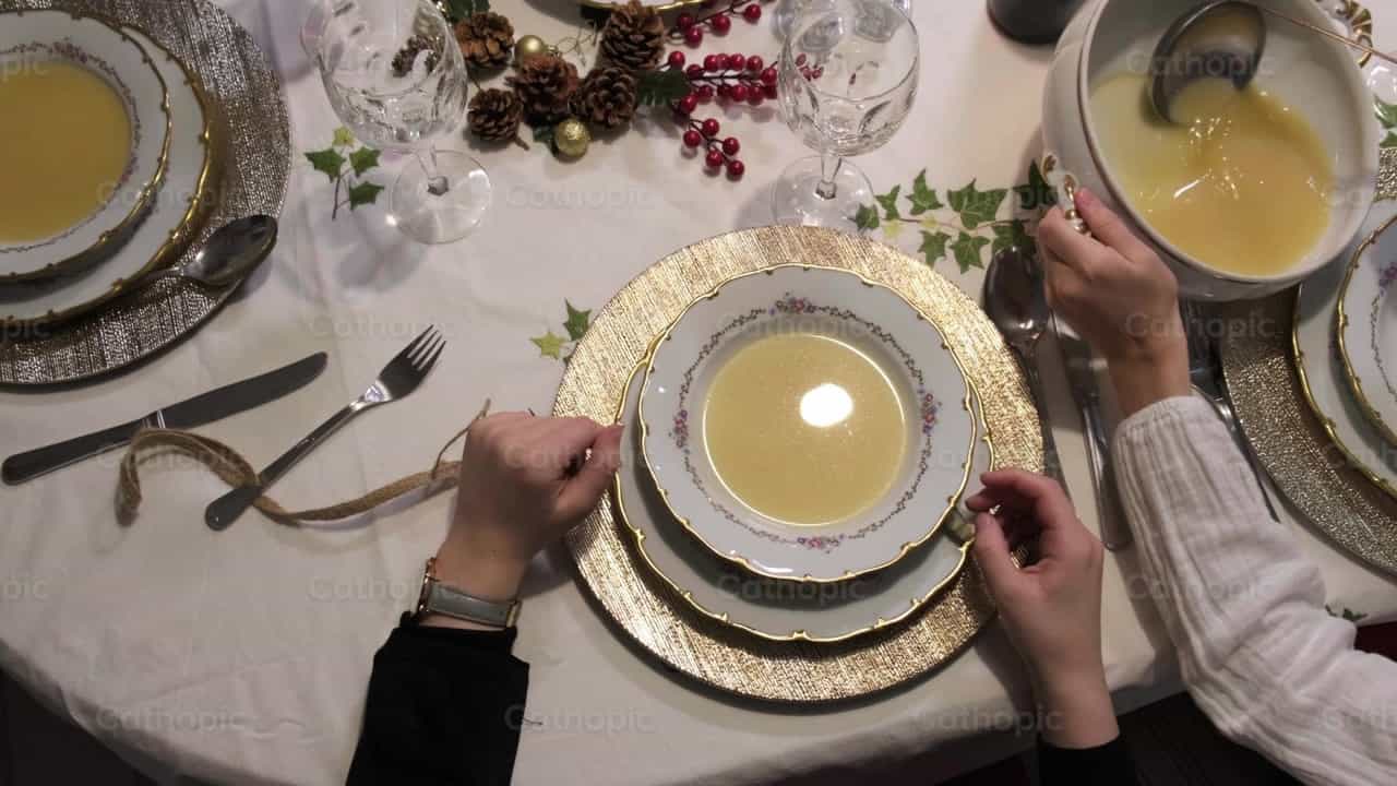 Cena de Navidad en familia - Banco de vídeos católicos - Fotografía por Almures Studio