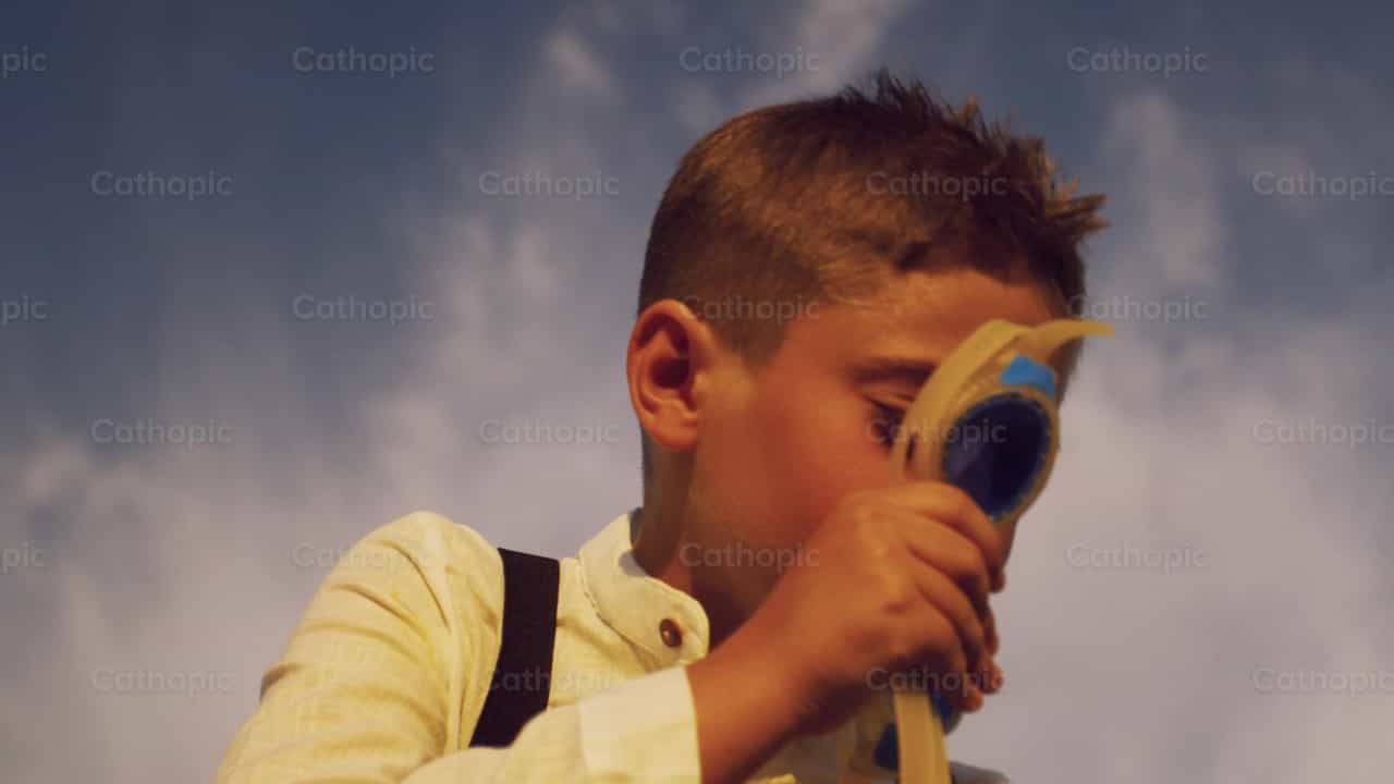 Pequeño gran piloto aviador - Banco de vídeos católicos - Fotografía por Almures Studio