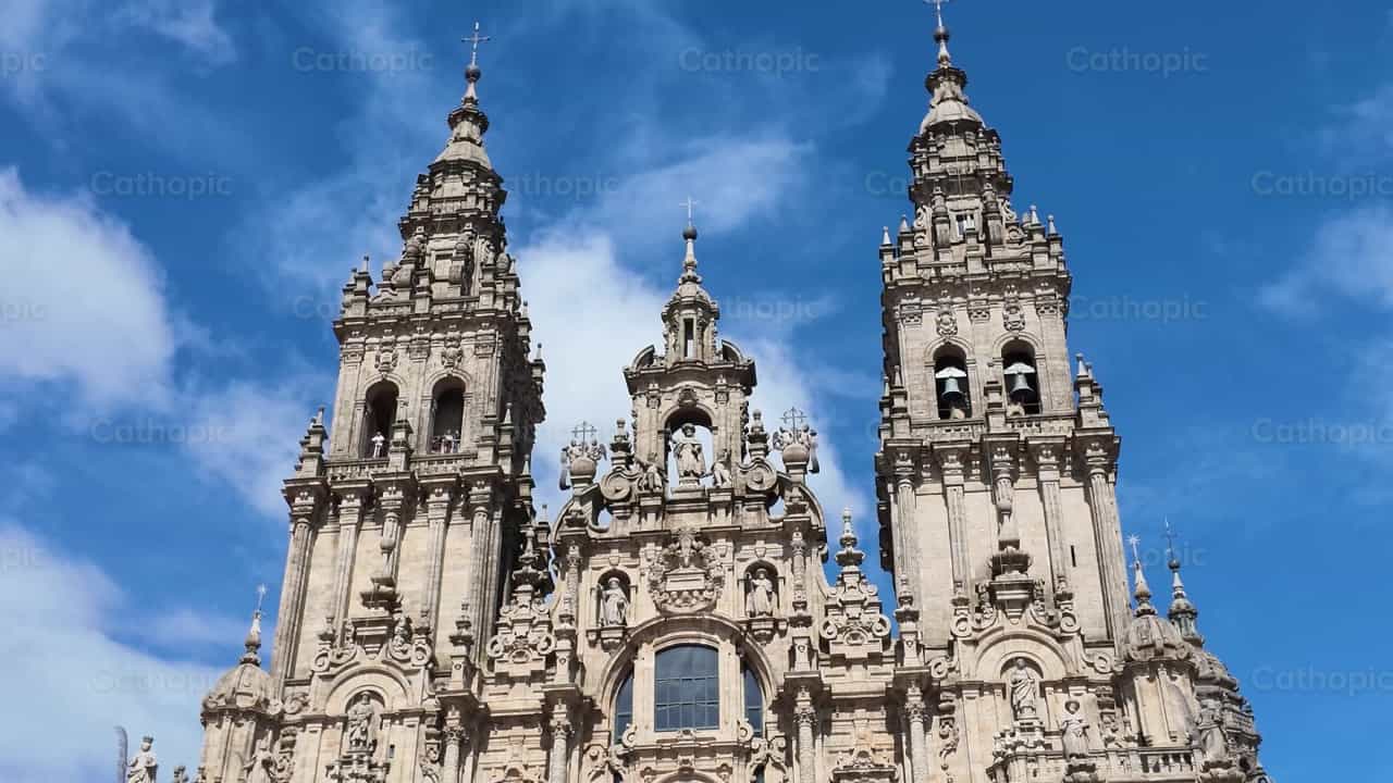 Vídeo en formato horizontal de la Catedral de Santiago - Banco de vídeos católicos - Fotografía por Yandry Fernández Perdomo
