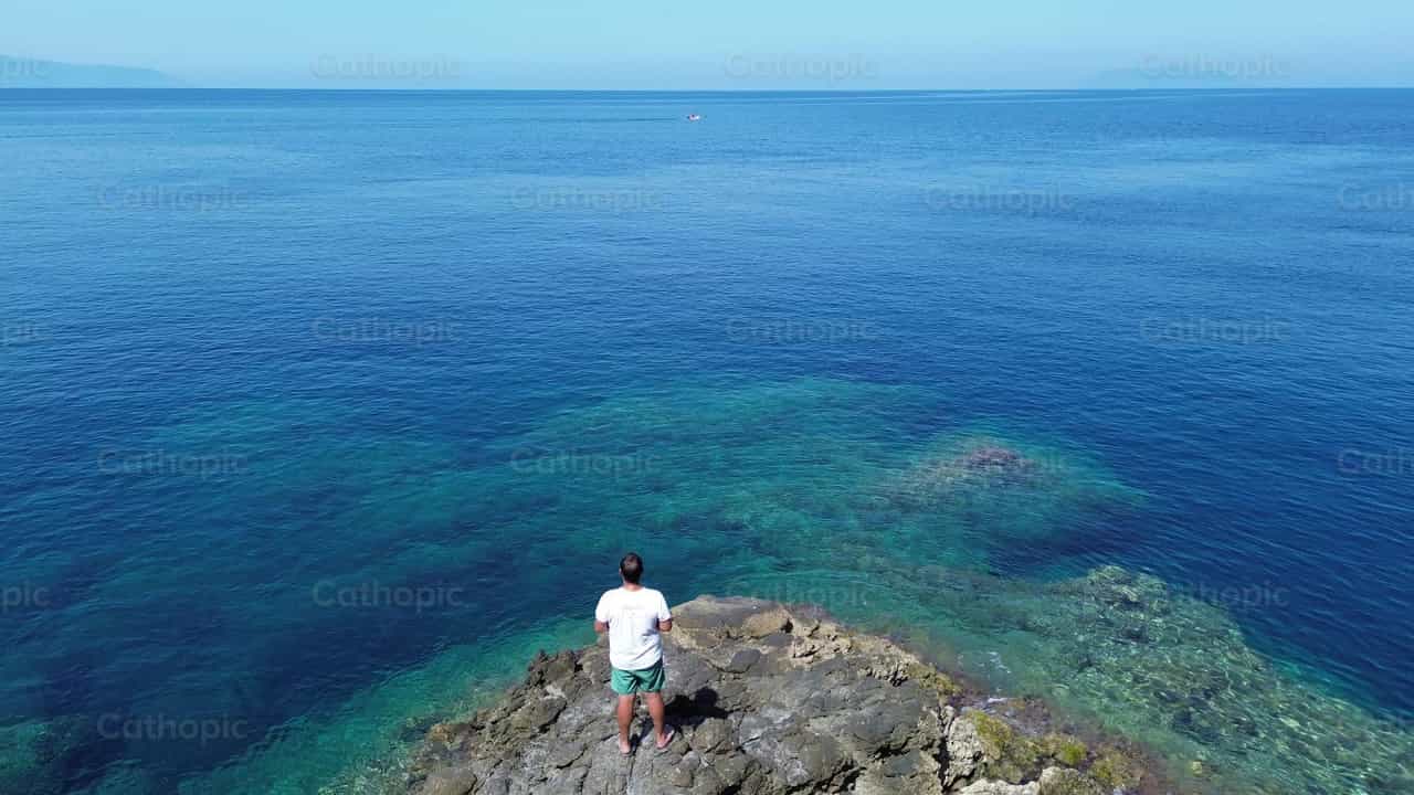 Hombre y el mar - Banco de vídeos católicos - Fotografía por Saul Ibarra