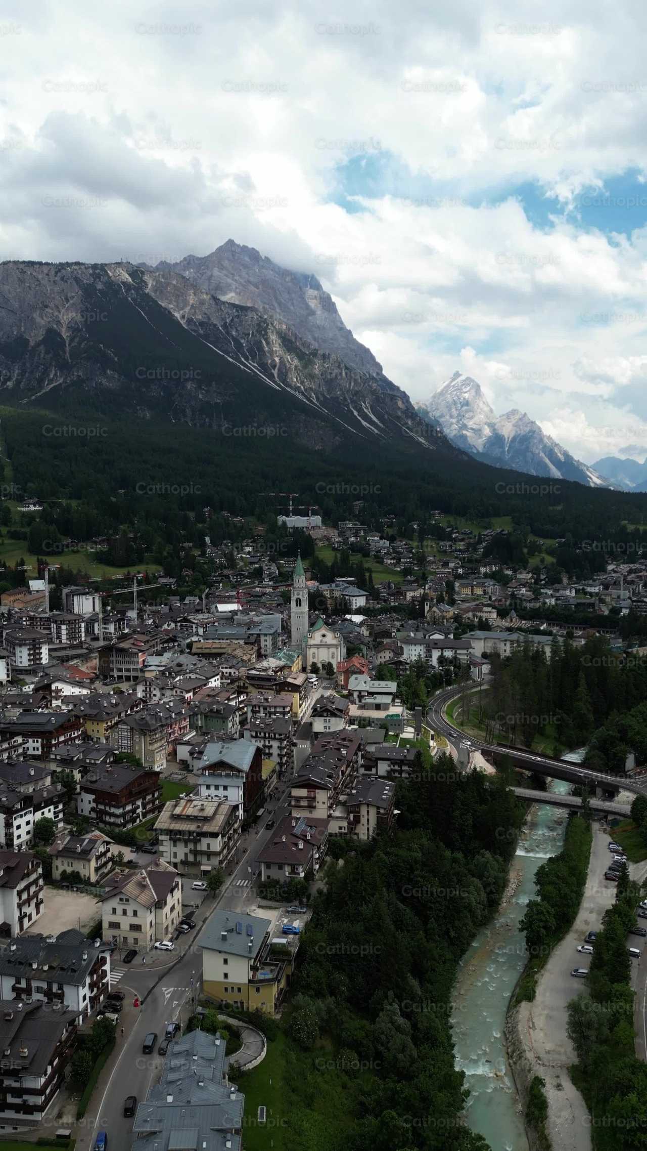 Ciudad en Dolomitas - Banco de vídeos católicos - Fotografía por Santiago de la Hoz