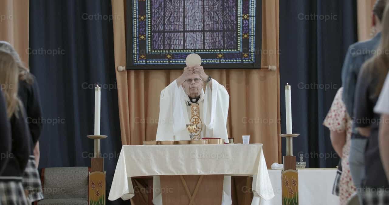 Elevar la Eucaristía - Banco de vídeos católicos - Fotografía por Personally Catholic