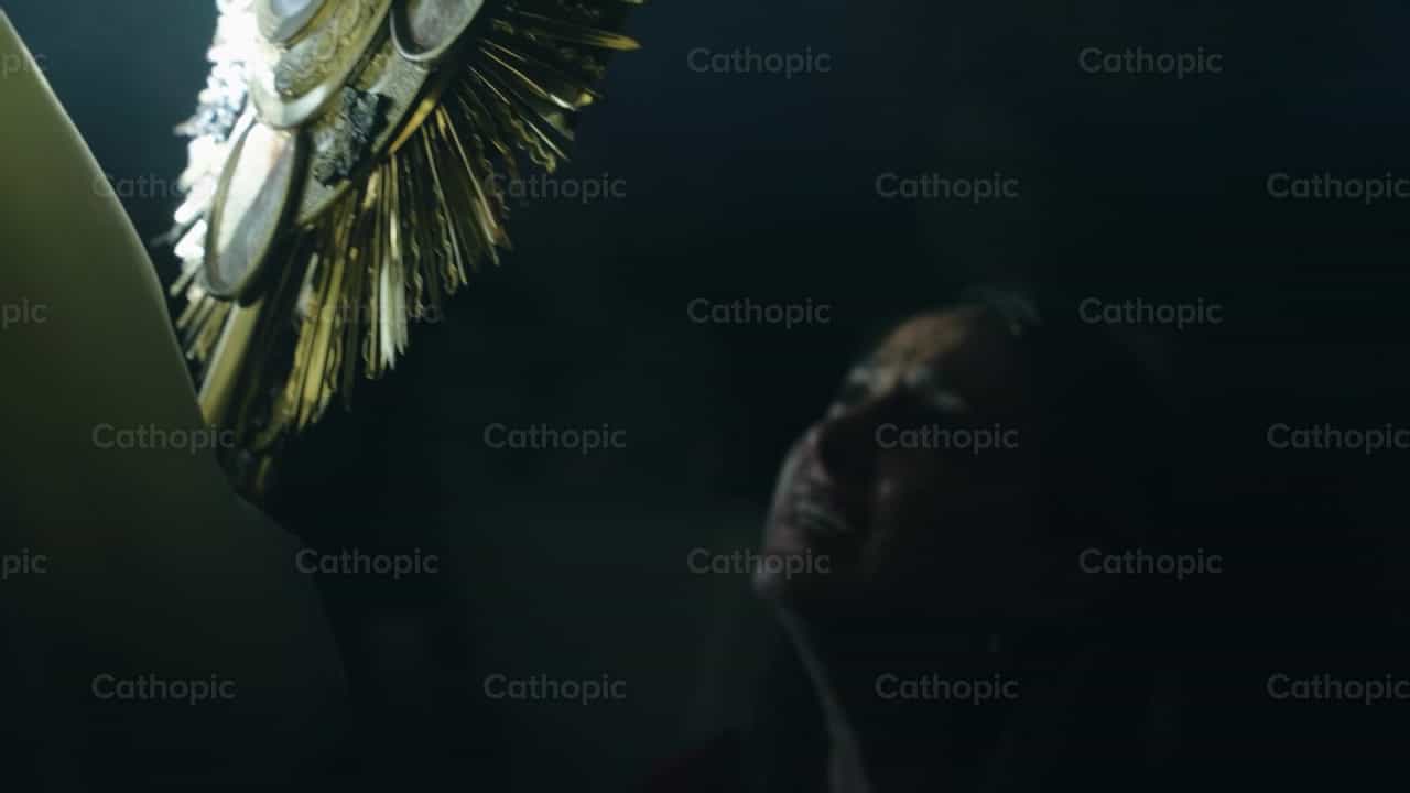 Mujer llorando frente al Santísimo Sacramento - Banco de vídeos católicos - Fotografía por Carlos Gaviria