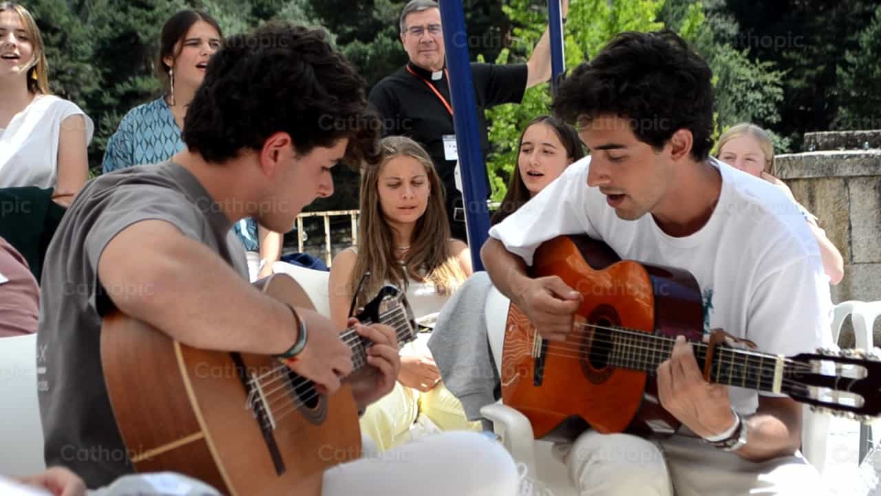 Youth singing - Catholic stock videos - Photo by Nicolás Núñez LC