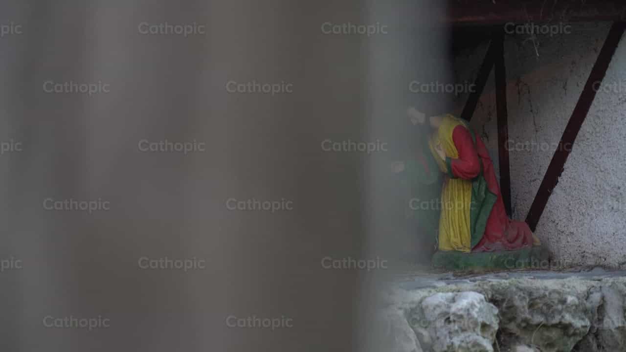 Mãe e Filha em um Parque, Câmera 2 - Vídeos católicos de stock - Foto de Cathopic