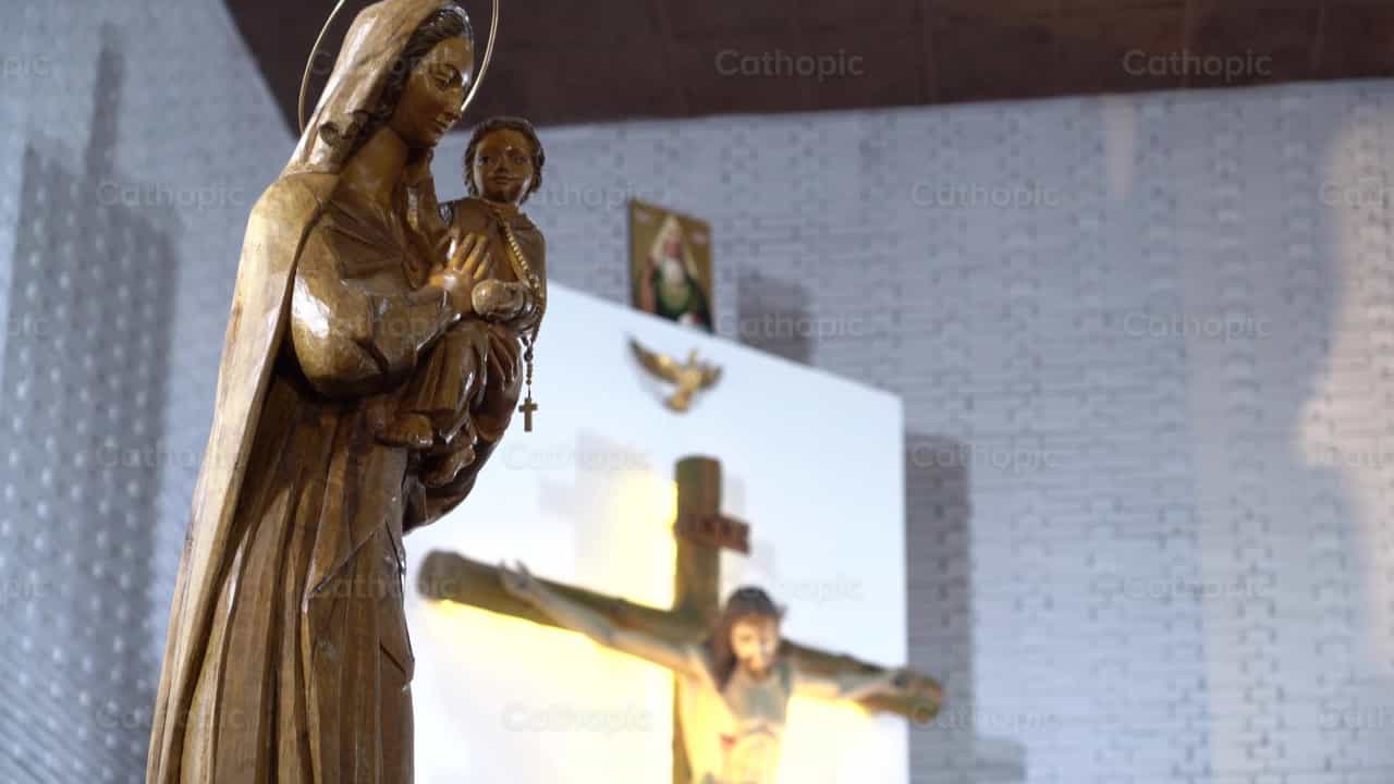 María, Jesús y el Rosario, Ángulo 1 - Banco de vídeos católicos - Fotografía por Cathopic