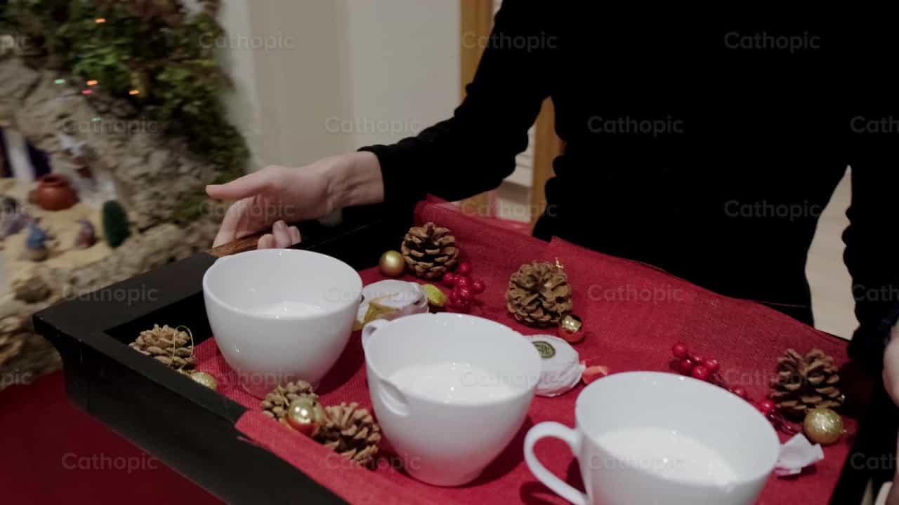 Mama sirviendo cafe - Banco de vídeos católicos - Fotografía por Almures Studio