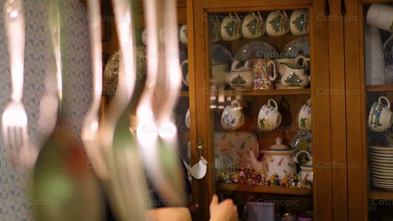 De tafel dekken - Katholieke stockvideo's - Foto door Cathopic
