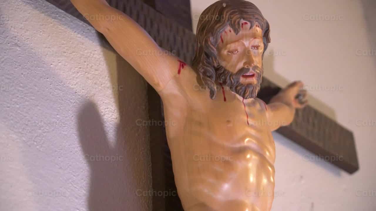 Ukrzyżowany cierpiący Jezus - Katolickie filmy stockowe - Zdjęcie: Cathopic