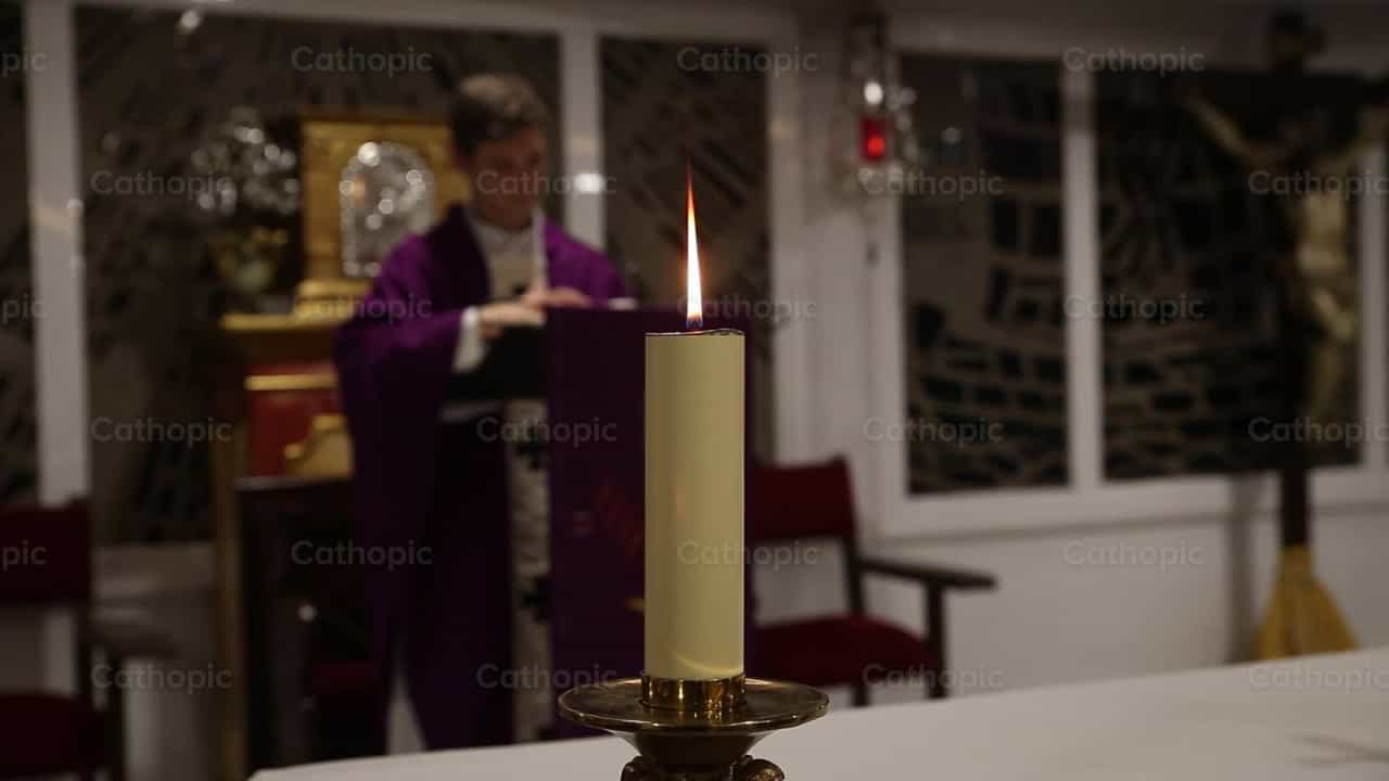 Vela sobre el altar durante la misa de Cuaresma - Banco de vídeos católicos