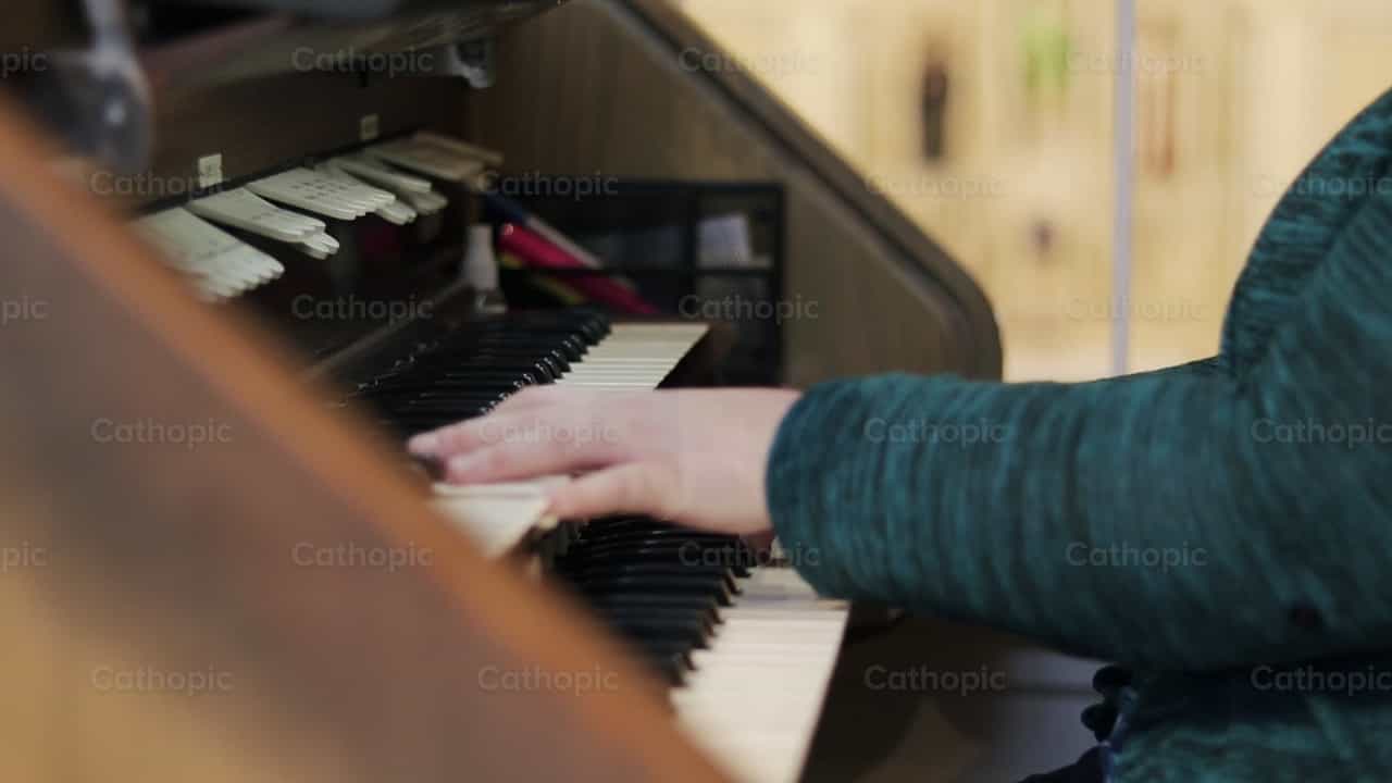 Una mujer toca el órgano - Banco de vídeos católicos - Fotografía por Carlos Sierra
