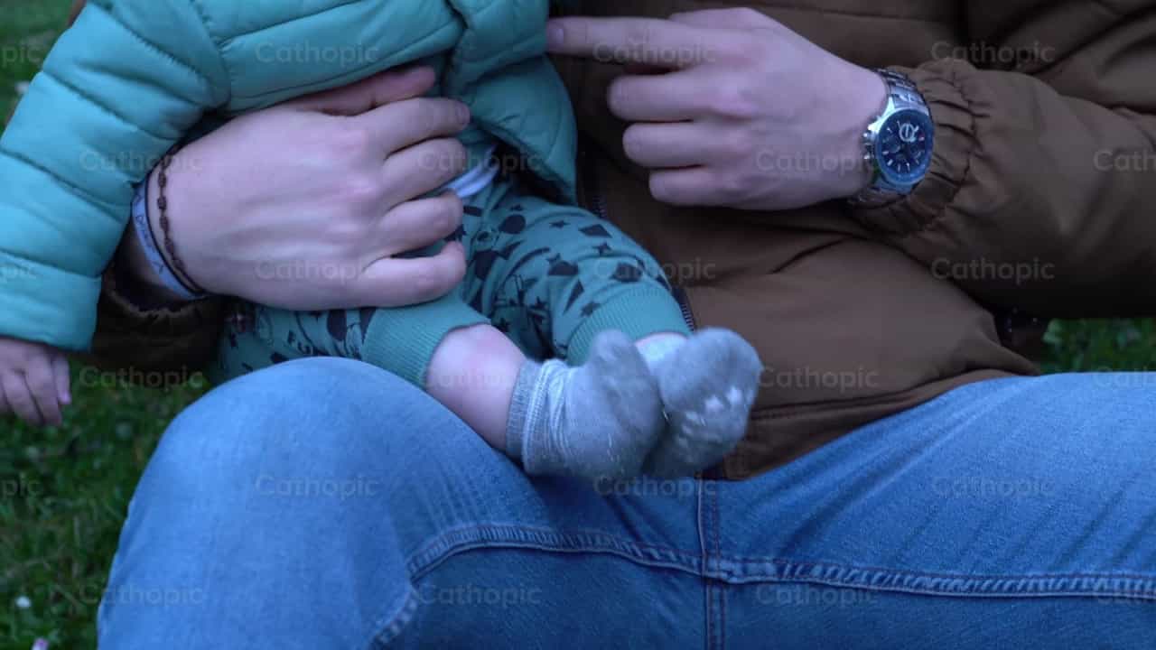 Papá y bebé, toma 3 - Banco de vídeos católicos - Fotografía por Cathopic