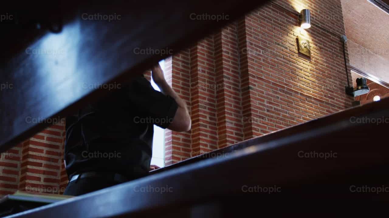 Sacerdote orando en la Iglesia - Banco de vídeos católicos - Fotografía por Almures Studio