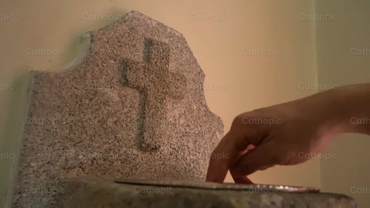 Fonts d’eau bénite - Vidéos catholiques de stock