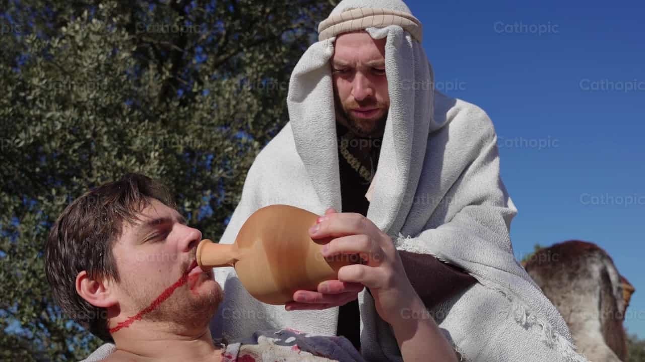 De barmhartige Samaritaan geeft te drinken - Katholieke stockvideo's - Foto door Santiago de la Hoz