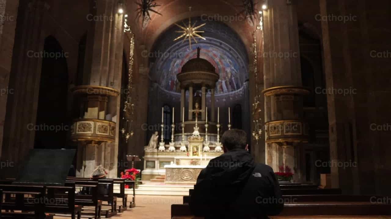 Orando en el silencio - Banco de vídeos católicos - Fotografía por Saul Ibarra