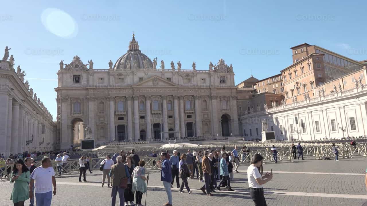 Saint Peter's Square with Pilgrims - Banco de vídeos católicos