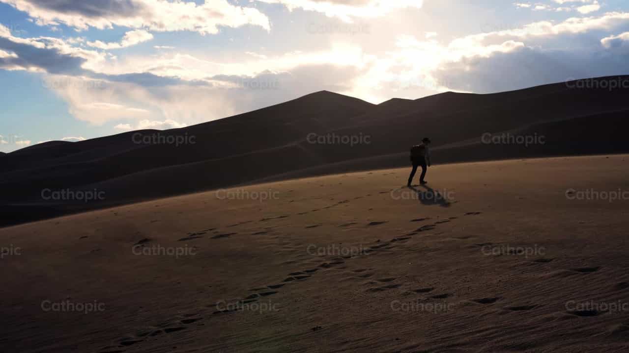 Man die over een verlaten berg loopt - Katholieke stockvideo's - Foto door Santiago de la Hoz