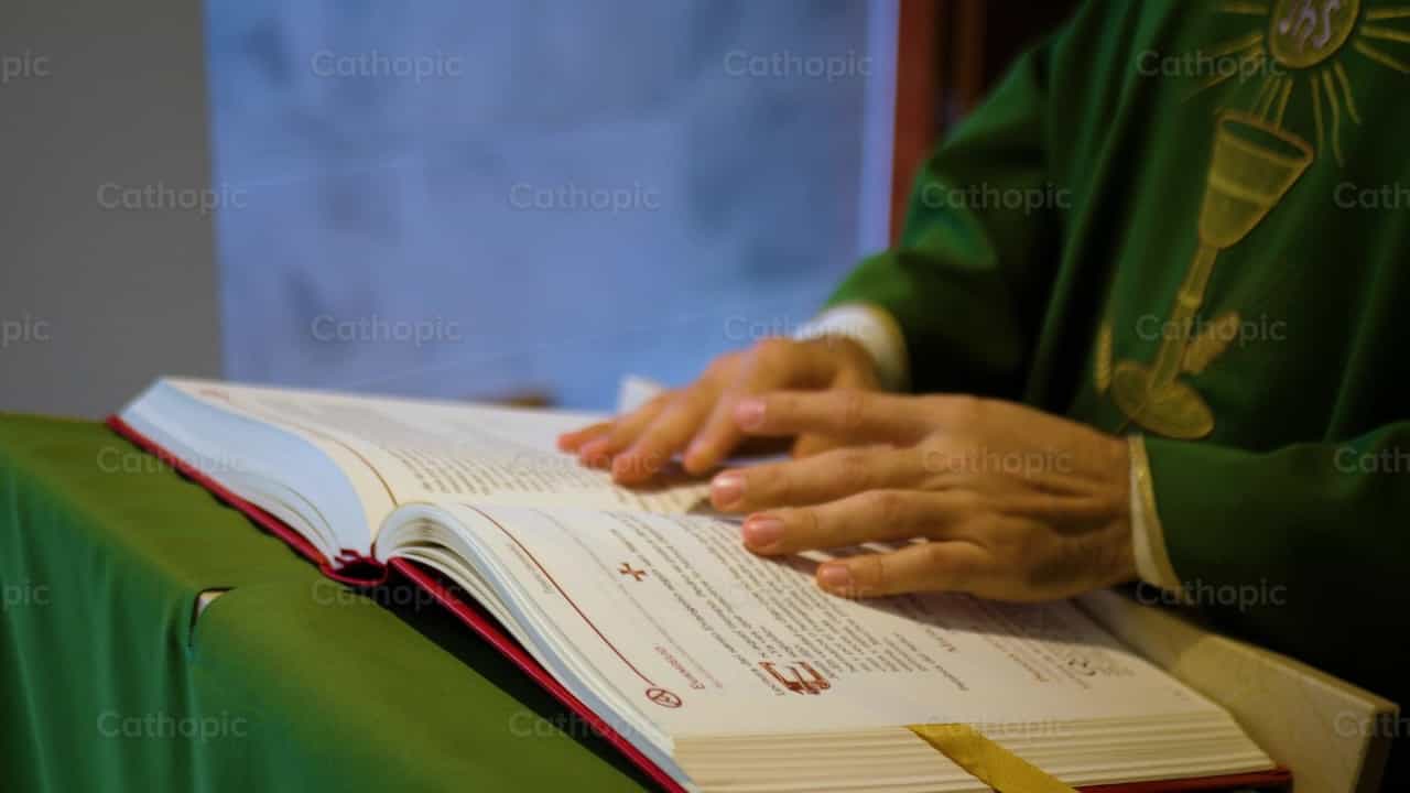 Sacerdote proclamando el evangelio - Banco de vídeos católicos - Fotografía por Cathopic
