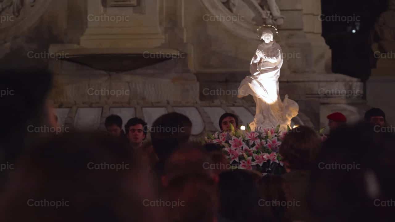 Procession mariale, plan 4 - Vidéos catholiques de stock - Photo de Cathopic
