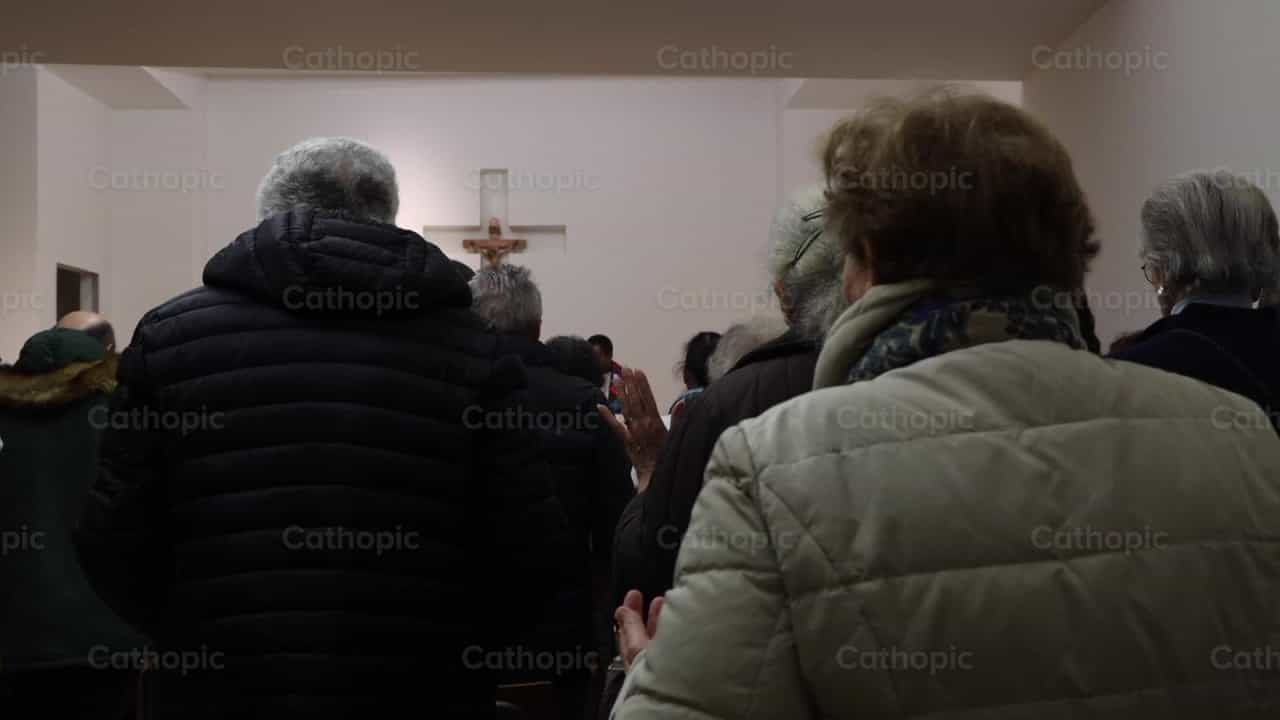 Orando frente a frente - Banco de vídeos católicos